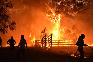 VIŠE OD 150 POŽARA BESNI ŠIROM AUSTRALIJE: Naređena je hitna evakuacija! Vatrogasci strahuju da možda neće moći da zaustave širenje vatrene stihije! (VIDEO)