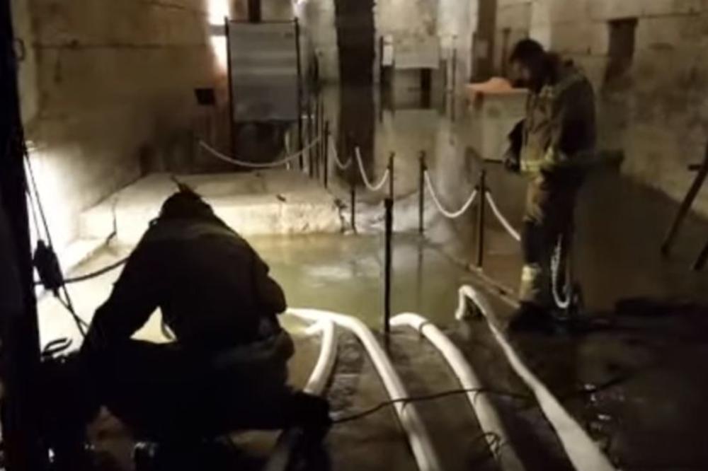 OLUJNO NEVREME PROTUTNJALO DALMACIJOM I NAPRAVILO HAOS: Poplavljeni podrumi Dioklecijanove palate u Splitu! (VIDEO)