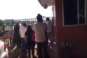 NAPADNUTA AMBASADA VENECUELE U BRAZILU: Gvaidove pristalice htele da zauzmu prostorije, na pomolu ozbiljan incident (VIDEO)