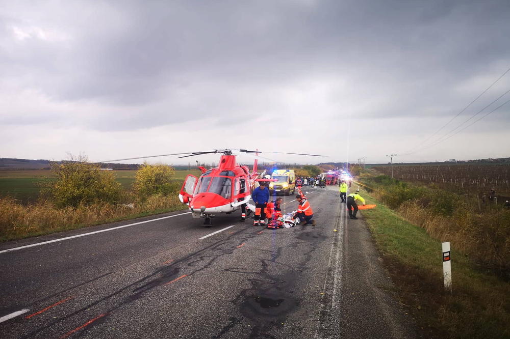 OGROMNA TRAGEDIJA: 12 mrtvih u sudaru autobus sa đacima i kamiona u Slovačkoj! Ima zarobljenih u olupini, helikopterom prevoze povređene! (FOTO)