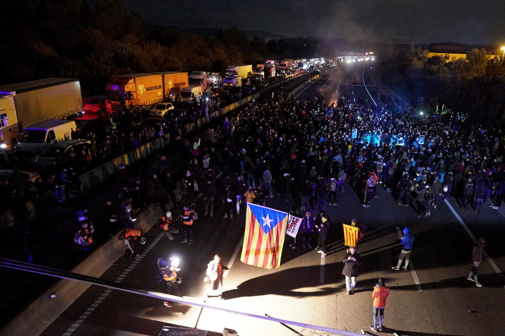 HILJADE AUTOMOBILA ZAGLAVLJENI U KATALONIJI: Separatisti blokirali auto-put, postavili i barikade (FOTO, VIDEO)