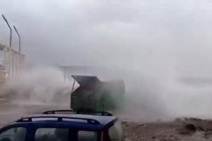 POTOP U BUDVI: More preti da poplavi kuće na Jazu, voda ušla u Stari grad (VIDEO)