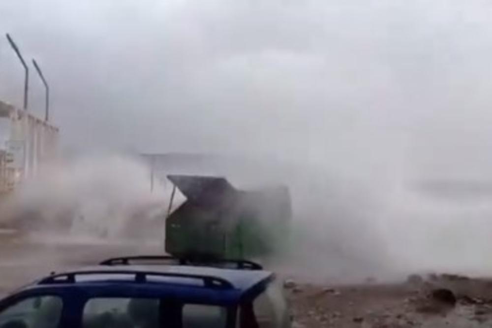 POTOP U BUDVI: More preti da poplavi kuće na Jazu, voda ušla u Stari grad (VIDEO)