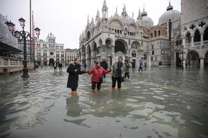 VENECIJA JE NA KOLENIMA, PROGLAŠENA KATASTROFA: Poplave već odnele 1 život, a šteta se meri stotinama MILIONA  evra! (VIDEO, FOTO)