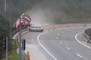 STRAVIČNA NESREĆA U SLOVENIJI: Posle sudara sa opelom, kamiondžija probio ogradu i otišao pravo u smrt sa visine od 20 metara (UZNEMIRUJUĆI VIDEO)