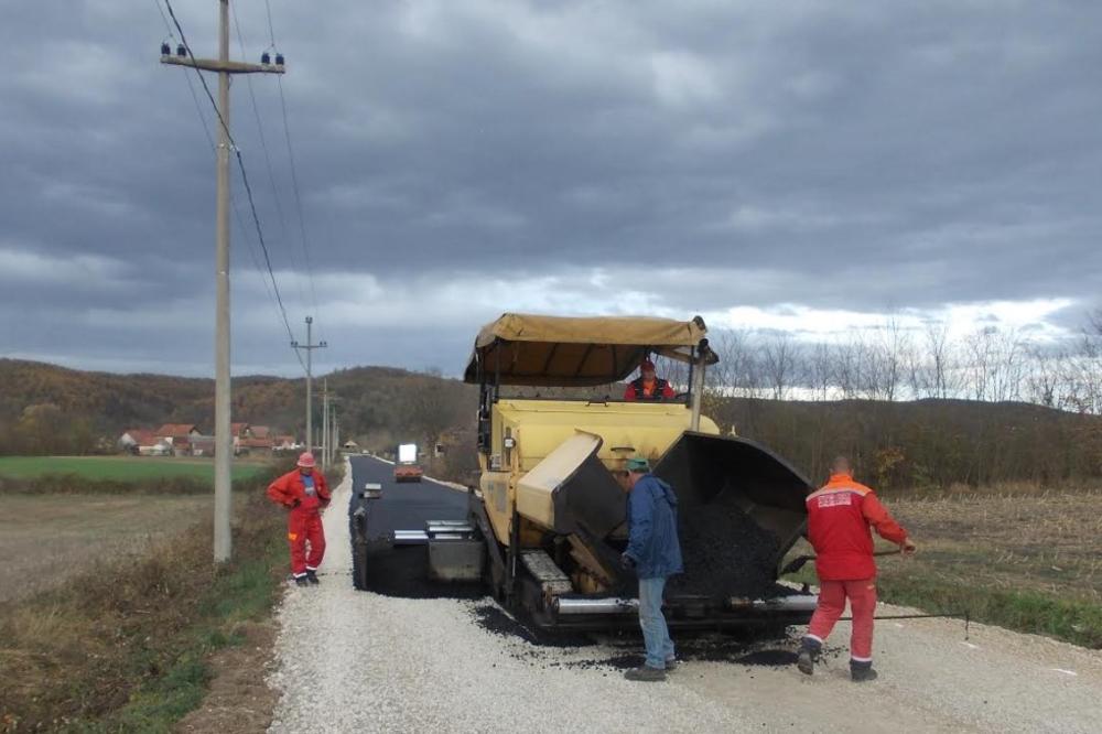 OBNOVA PUTA U RUNJANIMA: Mašine skinule stari da bi legao novi asfalt! (FOTO)