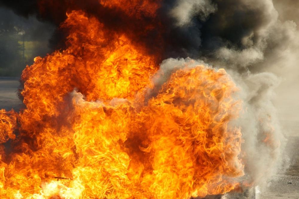 IZBIO POŽAR U VOZU U SARAJEVU: Vatrogasci odmah intervenisali, vatru izazvao kvar