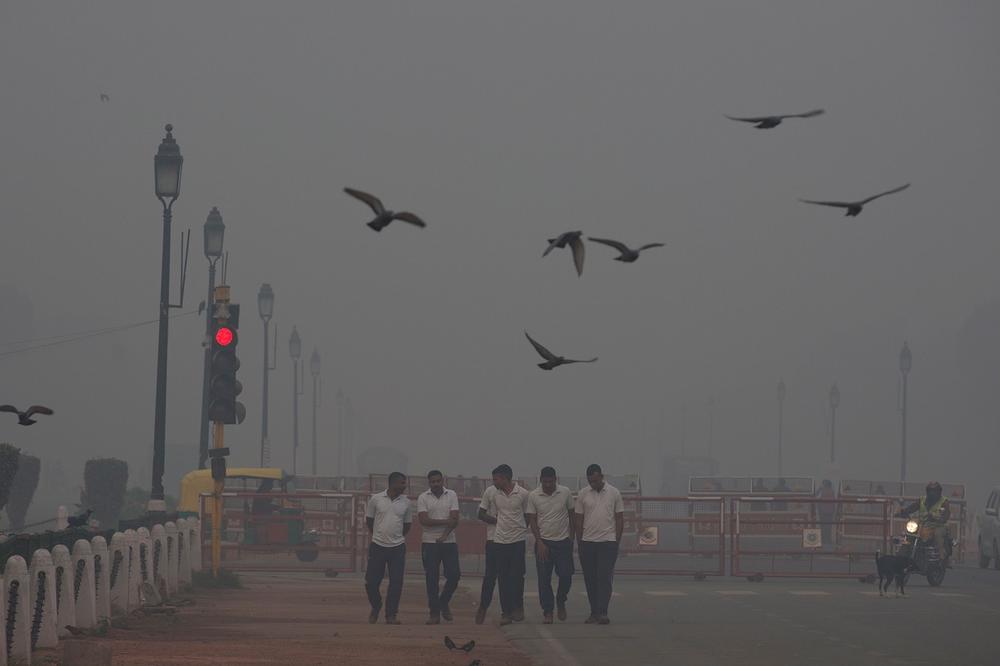 ZBOG ZAGAĐENOG VAZDUHA PONOVO ZATVORENE ŠKOLE U NJU DELHIJU: Grad prekrila gusta siva izmaglica! (VIDEO)