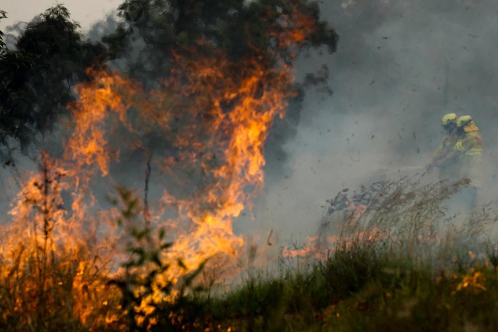 BESNE POŽARI U PODGORICI I U TUZIMA: Ugrožene kuće u Bratonošićima, vatrogasci pokušavaju da zaustave vatrenu stihiju