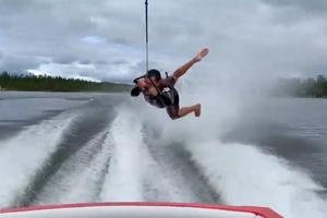 SVAKA MU ČAST! Čovek skija na vodi bosonog i pravi akrobacije u vazduhu! (VIDEO)