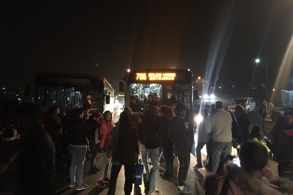 BLOKIRAN AVALSKI PUT: Građani čekali autobus 405 koji nije došao A ONDA UZELI STVAR U SVOJE RUKE (KURIR TV)
