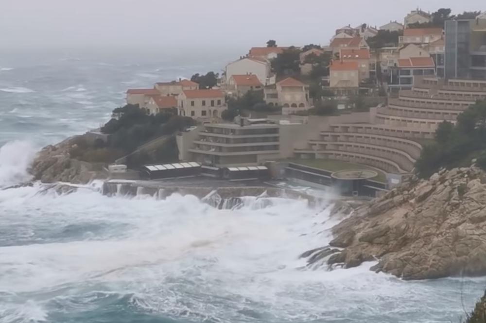 VIŠI OD ZIDINA: U Dubrovniku besneli talasi od rekordnih 11 metara! (VIDEO)