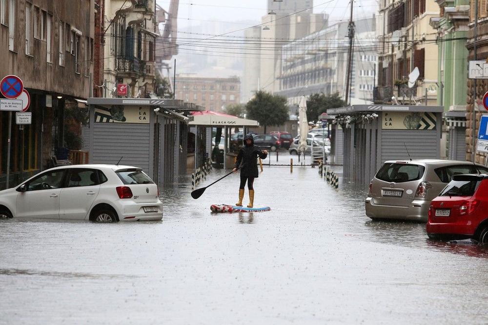 CRVENI METEOALARM NA JADRANU: Trajektima i katamaranima zabranjen saobraćaj, olujni jugo ubrzava a kiše donose nove poplave!