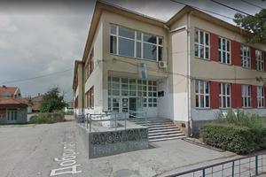 INCIDENT U LESKOVAČKOJ OSNOVNOJ ŠKOLI: Majka učenice vikala nasred učionice, pretila nastavnici, pa IZGREBALA četvoro učenika!