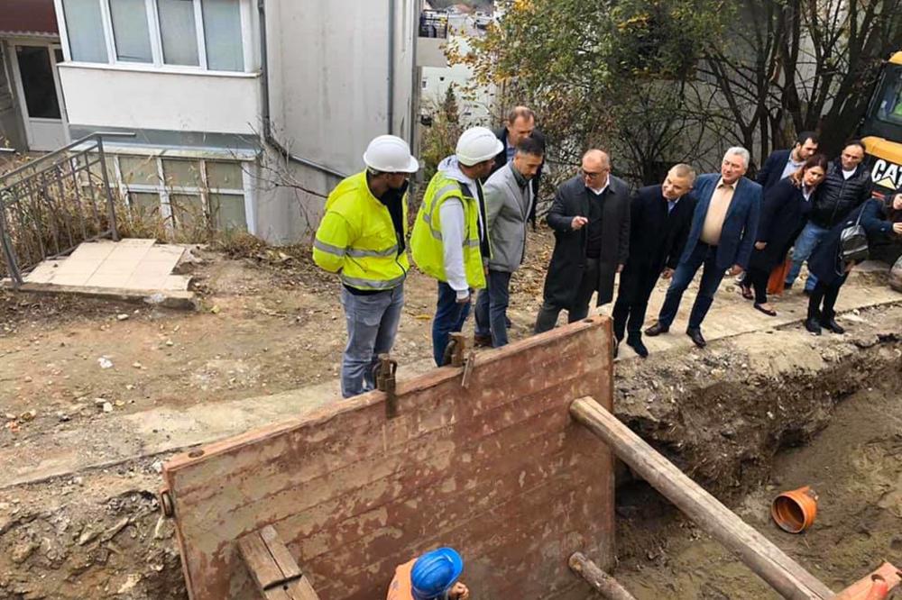VESIĆ U RAKOVICI: Obišao radove na izgradnji kišne i fekalne kanalizacije u naselju Kijevo-Kneževac (FOTO)