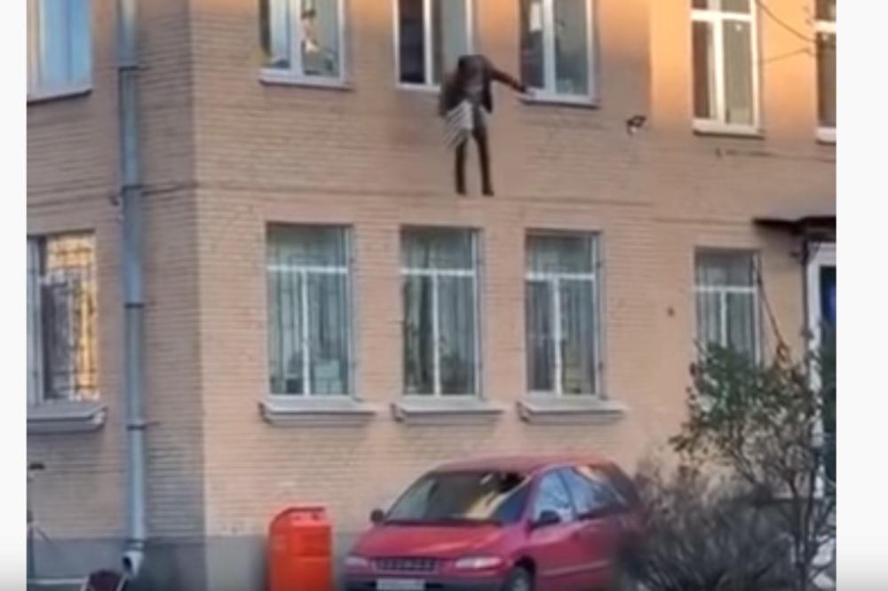 BEKSTVO IZ POLICIJE KAO U FILMU: Skočio kroz prozor sa radijatorom za koji je bio vezan, otresao se i zbrisao (VIDEO)