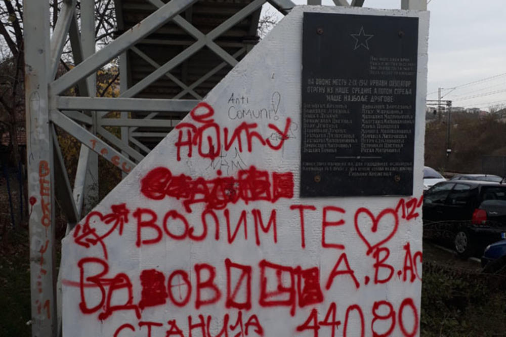 ČITAOCI KURIRA JAVLJAJU: Dokle više s vandalizmom? Oskrnavljen spomenik palim borcima u Rakovici (FOTO)
