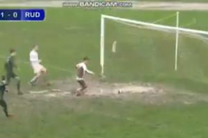 VIŠA SILA UMEŠALA PRSTE: Komične scene na fudbalskom meču u Bosni (VIDEO)