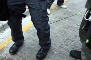 POLICAJCA U HONGKONGU RANILI STRELOM: Demonstranti ga pogodili u nogu (UZNEMIRUJUĆI FOTO)