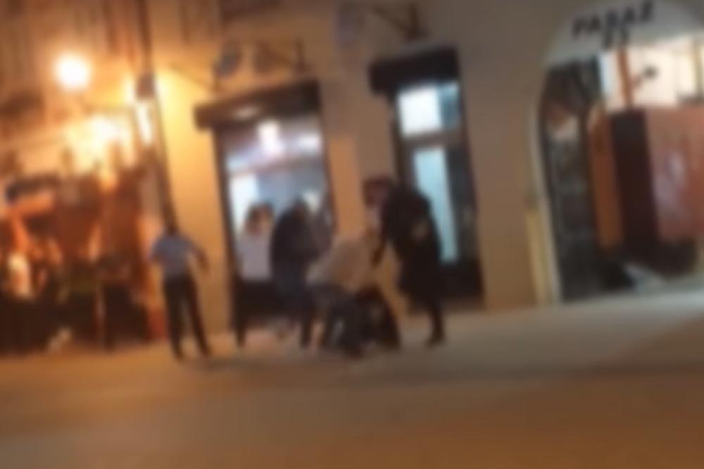 BRUTALNA TUČA ISPRED KAFANE U NOVOM SADU: Trojica napadaju jednog dok on pokušava da se odbrani (UZNEMIRUJUĆI VIDEO)