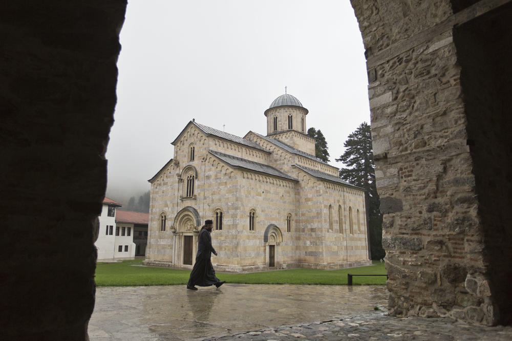 NE PLAŠIMO SE ALBANSKIH TERORISTA, ČUVA NAS SVETITELJ: Evo kako se živi u manastiru Dečani posle planiranog napada