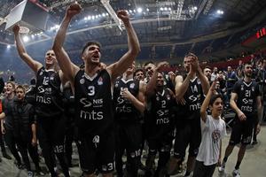 LUDA CRNO-BELA ŽURKA U ARENI: Pogledajte kako su košarkaši Partizana s navijačima slavili trijumf u večitom derbiju (KURIR TV)