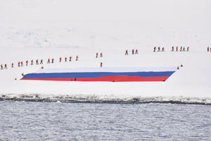 ZASTAVA OD 1.423 KVADRATNA METRA: Putinovi bajkeri osvojili Antarktik