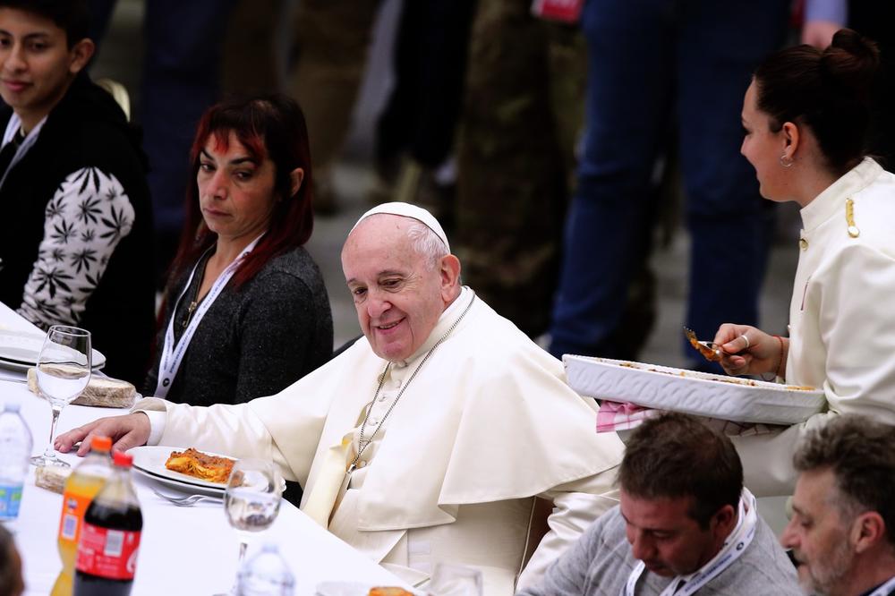 PAPA FRANJA UGOSTIO 1.500 SIROMAŠNIH I BESKUĆNIKA: Priredio ručak u Vatikanu i poslao jaku poruku! (FOTO, VIDEO)