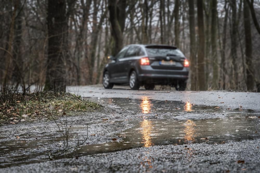 STANJE NA PUTEVIMA: Vozačima se savetuje oprez zbog kiše i snega, evo koliko se čeka na graničnim prelazima