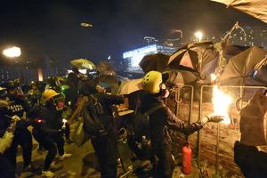 NOĆ PUNA NASILJA: Haos na ulicama Hongkonga, sukobili se demonstranti i policija! Snage reda opkolile univerzitet, 800 ljudi je zarobljeno! (VIDEO)