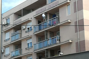 TOTALNO LUDILO! Policajac preskočio balkon i sa bakom gledao SEBE NA VESTIMA: Reakcija starice će vas SLEDITI