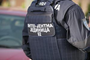 AKCIJA INTERVENTNE JEDINICE U NOVOM PAZARU: U ugostiteljskom objektu zatečen muškarac sa pištoljem i municijom, ODMAH UHAPŠEN!