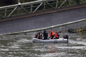 HOROR U FRANCUSKOJ: Srušio se most, poginula devojčica (15) koja je bila u kolima sa roditeljima! Ronioci i helikopter traže nestale! Svi se mole da ima preživelih! (FOTO GALERIJA)