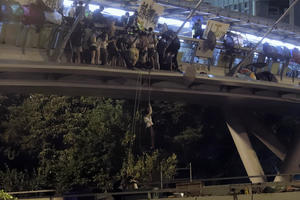 SPEKTAKULARAN BEG DEMONSTRANATA U HONGKONGU: Bili su opkoljeni sa svih strana, a onda su se setili ovoga (FOTO, VIDEO)
