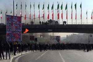 DEMONSTRANTI U IRANU UZELI POLICIJU KAO TAOCE: Vlast spremna da napravi jedan ustupak