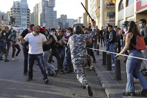 NASTAVLJAJU SE PROTESTI U LIBANU: Sukobi u Bejrutu, demonstranti pokušali da spreče poslanike da uđu u parlament (FOTO)