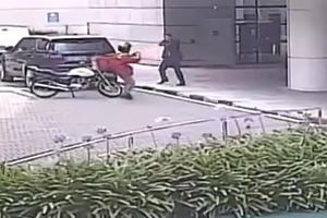 KAMERE SNIMILE BRUTALNI OBRAČUN: Telohranitelj se bacio pred metak i spasao ženu (VIDEO)