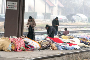TUZLA OKUPIRANA MIGRANTIMA: Stotine provele noć na peronu Železničke stanice, umotani u ćebad i kartone (FOTO)