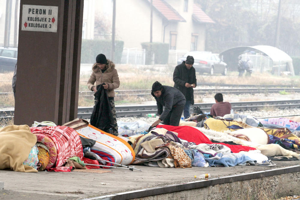 TUZLA OKUPIRANA MIGRANTIMA: Stotine provele noć na peronu Železničke stanice, umotani u ćebad i kartone (FOTO)