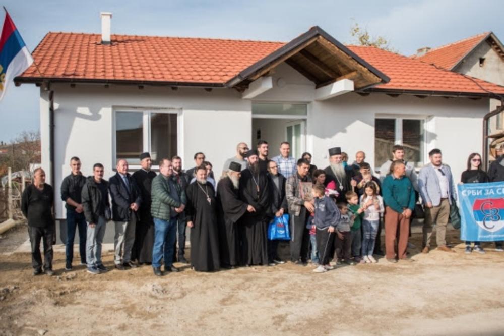 VELIKI KOŠARKAŠI, A PRE SVEGA LJUDI! Kešelj i Pero Antić pomogli izgradnju kuće porodici Savić sa Kosova i Metohije!