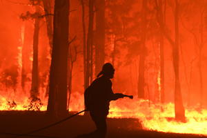 EVAKUACIJA U AUSTRALIJI ZBOG POŽARA: Vatrogasci se bore da obuzdaju vatrenu stihiju, kriza bi mogla da traje mesecima