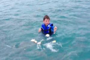 JADNO DETE! Kupao se u moru, roditelji bacili hleb u vodu, a dečaka okružilo jato gladnih riba! (VIDEO)