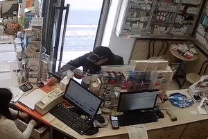 TRAŽIO JE INSULINSKE IGLE, A ONDA USPUT UKRAO TELEFON: Pogledajte kako lopov u Nišu podmuklo pljačka apotekarku (VIDEO)