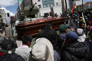 SUZAVCEM NA POGREBNU POVORKU: Policija rasterala ljude koji su sahranjivali 5 poginulih u protestima u Boliviji (FOTO)
