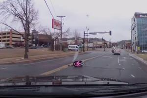 PAZITE KAKO NAMEŠTATE DEČIJE AUTO SEDIŠTE! Devojčica u krivini ispala iz auta zajedno sa sedištem! (VIDEO)