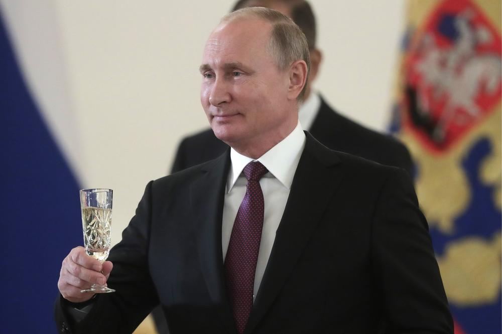 PRAVI DOMAĆIN: Putin je punu čašu šampanjca vratio konobaru, a onda je OVIM postupkom oduševio sve prisutne! (VIDEO)