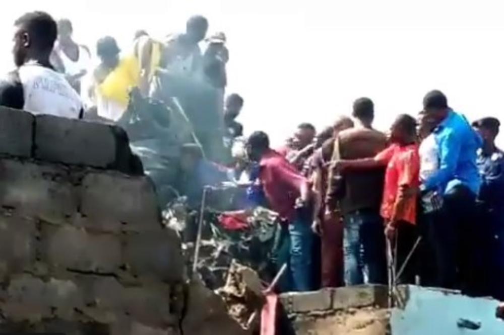SRUŠIO SE PUTNIČKI AVION U KONGU: Broj mrtvih nije konačan jer su među njima i meštani na koje se srušio! (VIDEO)