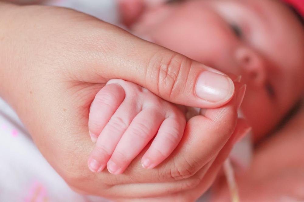 U KCV VOJVODINE PORODILE SE DVE TRUDNICE ZARAŽENE KORONOM: Bebe su dobro, lekari očekuju da će svi uskoro kućama