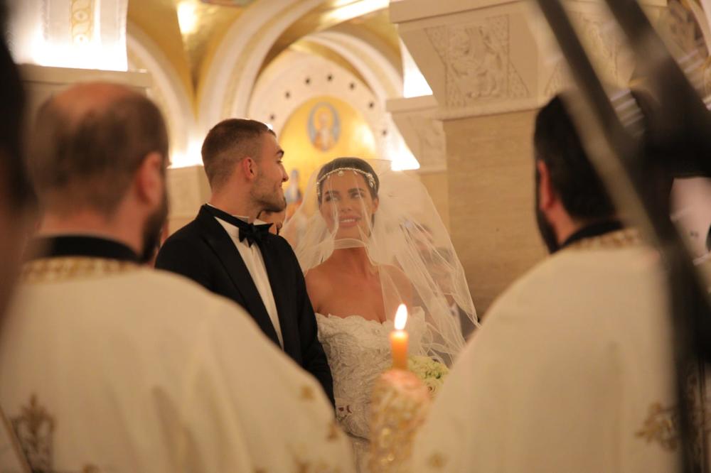 OKO NE LAŽE: Svi su sad primetili jedan detalj sa venčanja Veljka i Bogdane! Prokomentarisala je i ANASTASIJA! (FOTO)