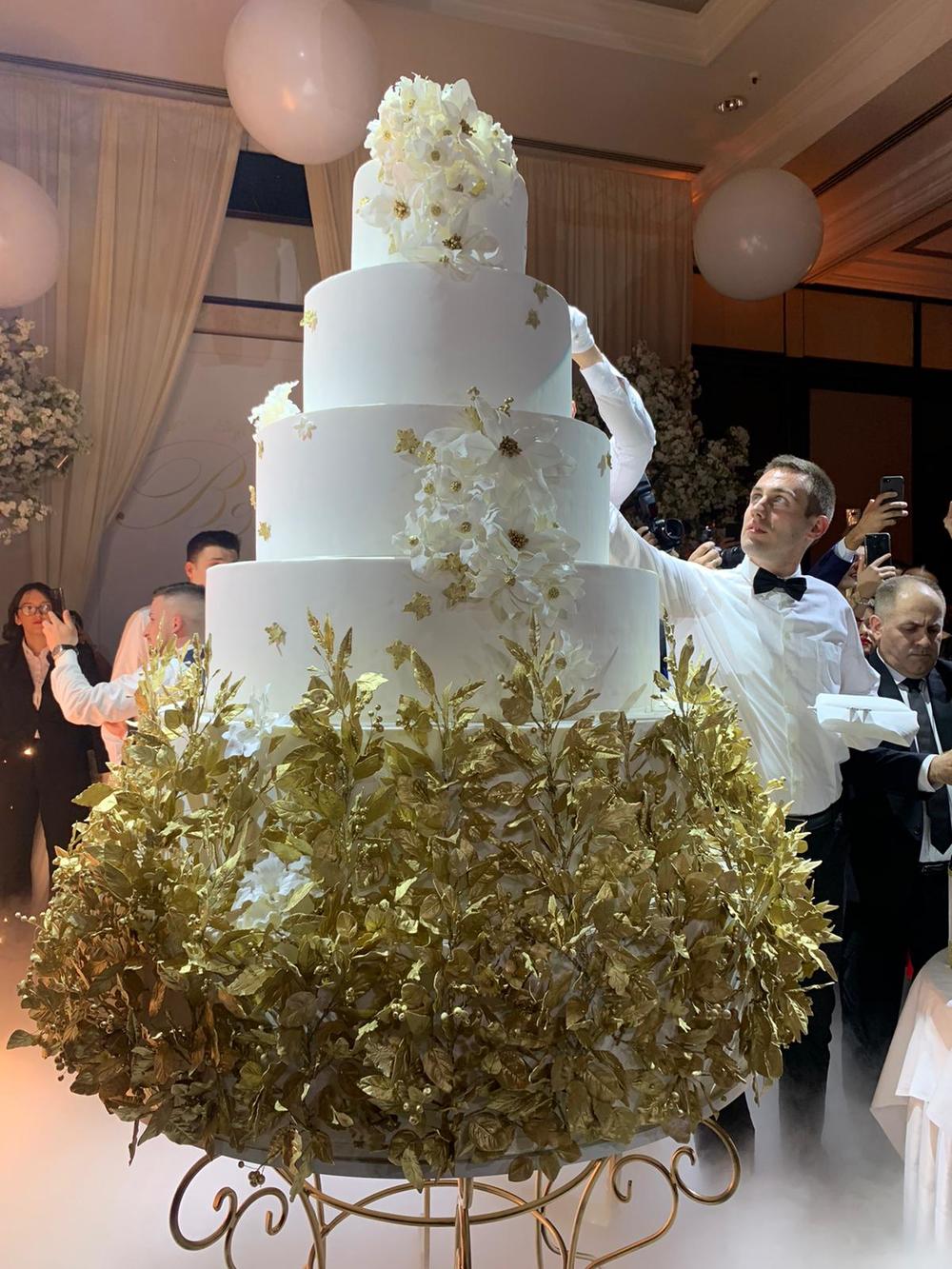 Veljko Ražnatović, venčanje, svadbena torta